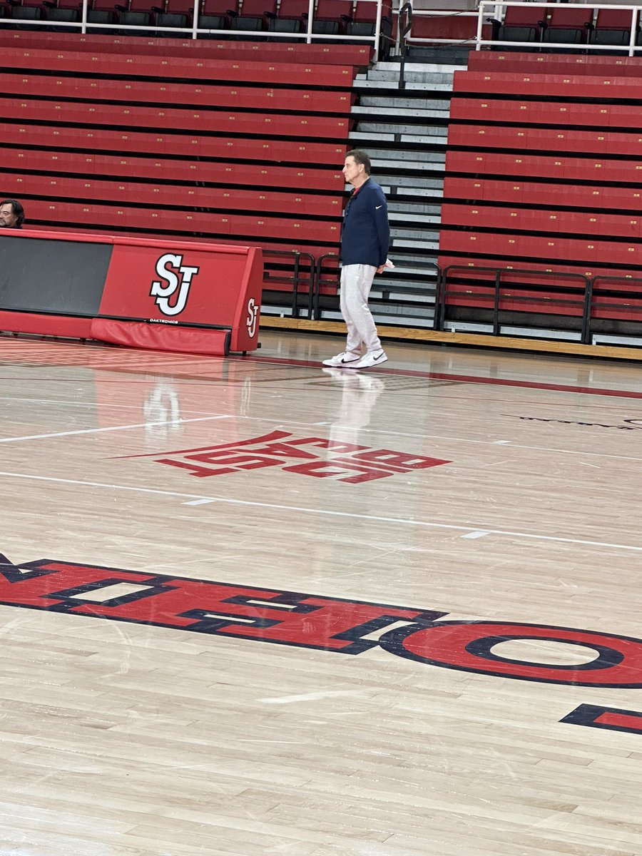 CoachJeffMorrow's tweet photo. It was great catching up with the 🐐, Coach Pitino &amp; watching his team practice this week in NY. It’s going to be a good season in Queens! https://t.co/sZEg3FEKPs