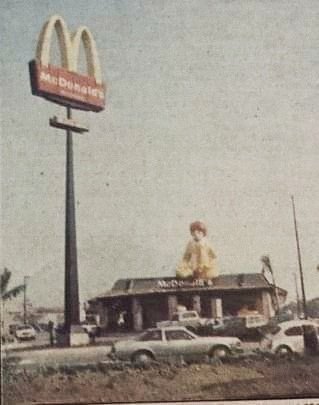 Primer McDonald's en #Monterrey en Av. Gonzalitos y también fue el primero en todo México. Año 1985

En su primera visita a la ciudad David Copperfield comió en ese Mcdonald's