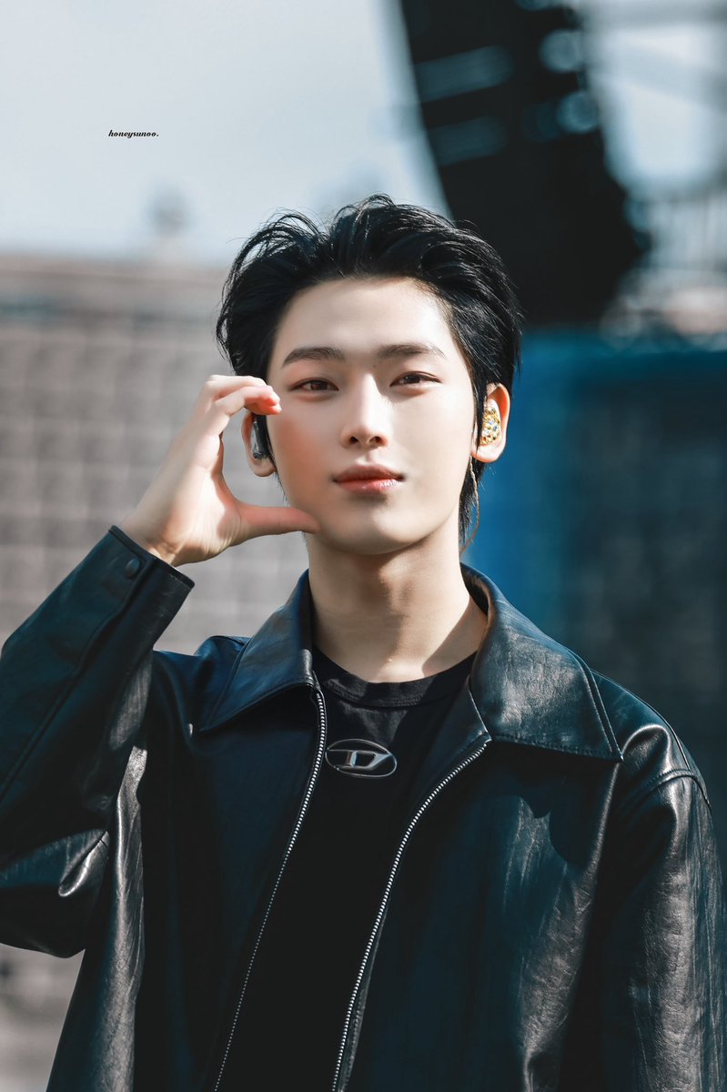 tteonoo_24's tweet photo. There's really something with sunoo if his forehead is showing, like gurl he turns into a different MAN 🥵 https://t.co/8DPD1ao26w