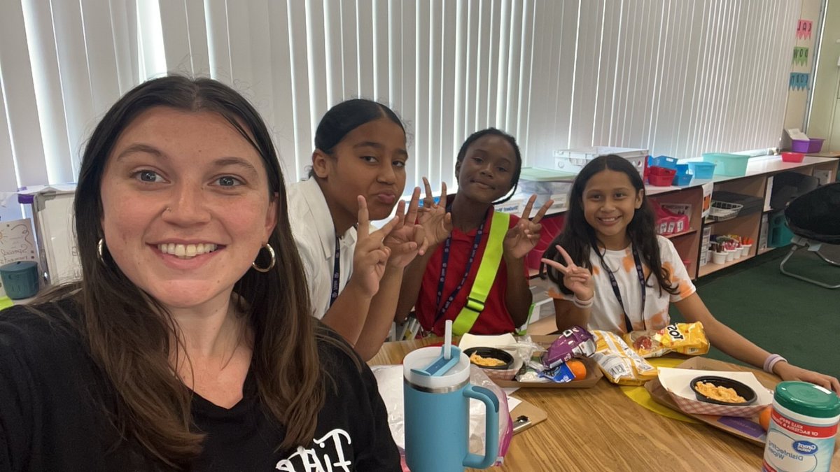 CampanarosClass's tweet photo. Lunch bunch to celebrate amazing behavior! 🎉 @HCPSForestHills https://t.co/ynlXqrKpal