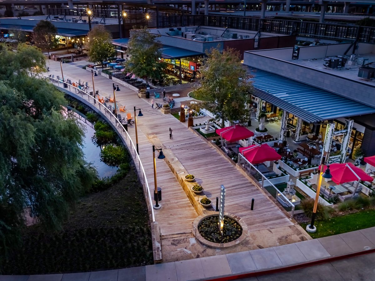 3700Apts's tweet image. Looking for weekend plans? Check out the Farmer's Market in Plano's Boardwalk for fresh produce and unique finds! 🌽🍅🛍️ #PlanoLiving #FarmersMarket