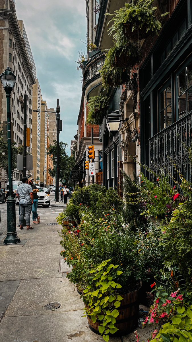 goosewish's tweet photo. A hearty walk on a good weather day in Philly ✨ https://t.co/mHgzup82m8
