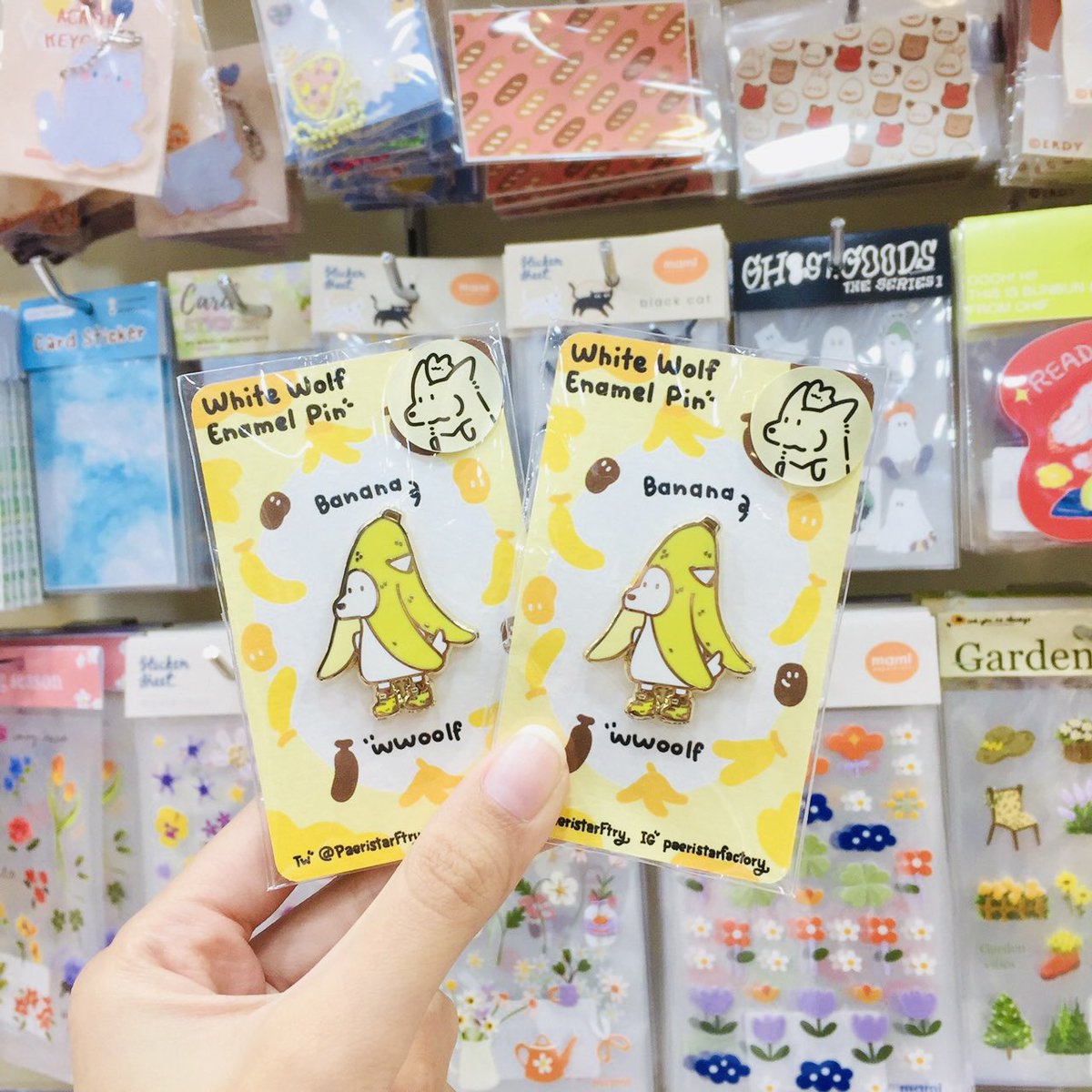 ifstore_art's tweet photo. Banana babananana banana กล้วยกับน้องหมาป่าสุดคิ้วท์🍌
เข็มกลัดที่สวยหรูดูแพง แทรกกับความน่ารัก น้องหมาป่าตัวขาว✨
สินค้าออกแบบโดยศิลปินชาวไทยอย่าง @PaeristarFtry
เข็มกลัด 450 THB
พวงกุญแจ 150 THB
#เข็มกลัด #เข็มกลัดน่ารัก #PaeristarFactory
#Ifstore https://t.co/hVpSpYBdnU