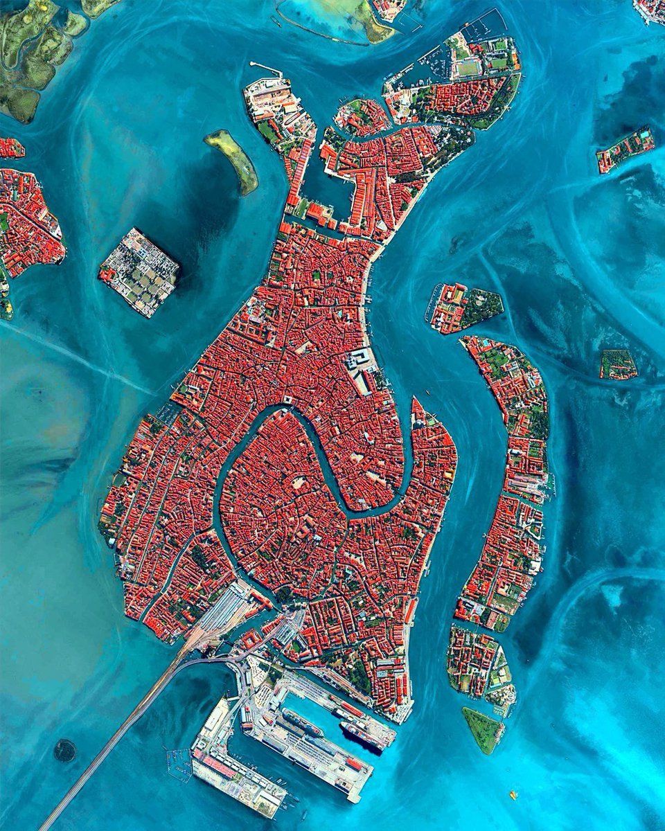 Hilo increíble de ciudades fotografiadas desde arriba 👇

1. Venecia, Italia 🇮🇹