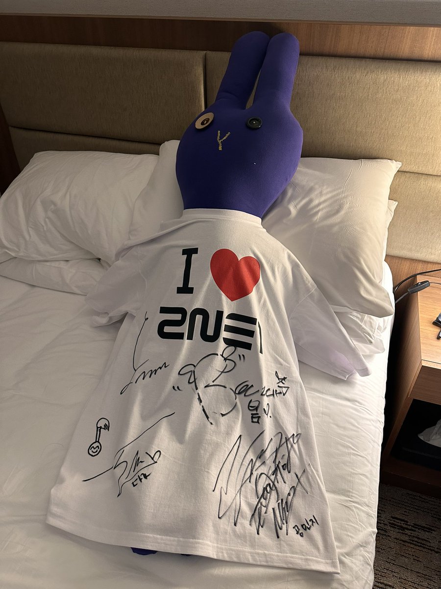 WeLoveDara's tweet photo. [ADMIN] On another note, here’s the signed shirt I won!!! 😭 I will forever cherish this for the rest of my life! And I almost wasn’t able to claim it! 😭😭😭 https://t.co/g7hlXmvE8s