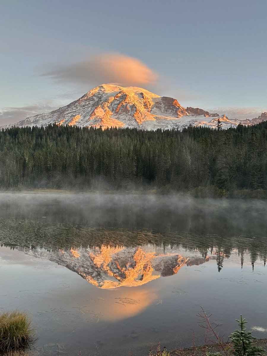 A gorgeous start to the #Weekend #sunrise #weather #mountrainier #pnw with a new light dusting of snow 🥰