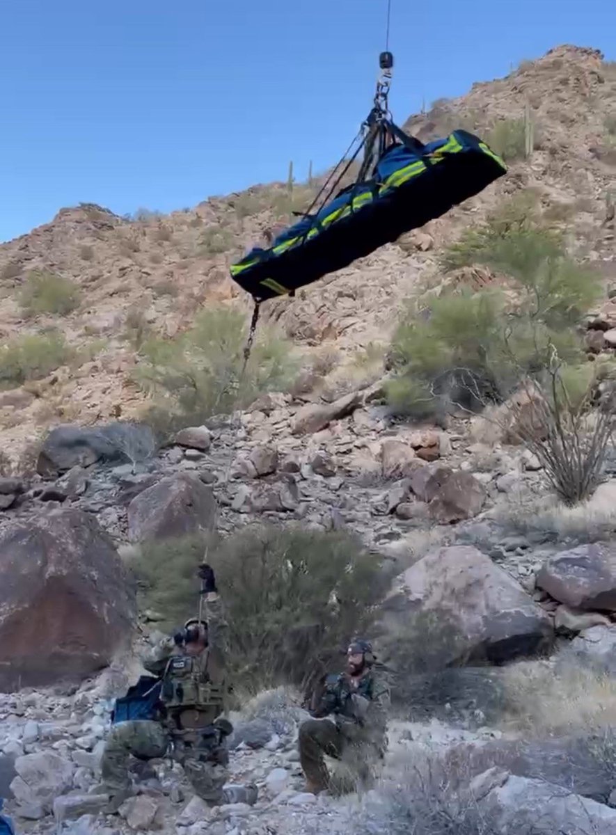 USBPChiefYUM's tweet photo. #WelltonStation, Mobile Response Team, and Border Patrol Search, Trauma and Rescue agents responded to a 911 call for help early Tuesday morning and saved the lives of five migrants, one of whom was experiencing severe dehydration. #firstresponders #BORSTAR #AZDPS #YumaAirBranch https://t.co/5yDGEPufaN