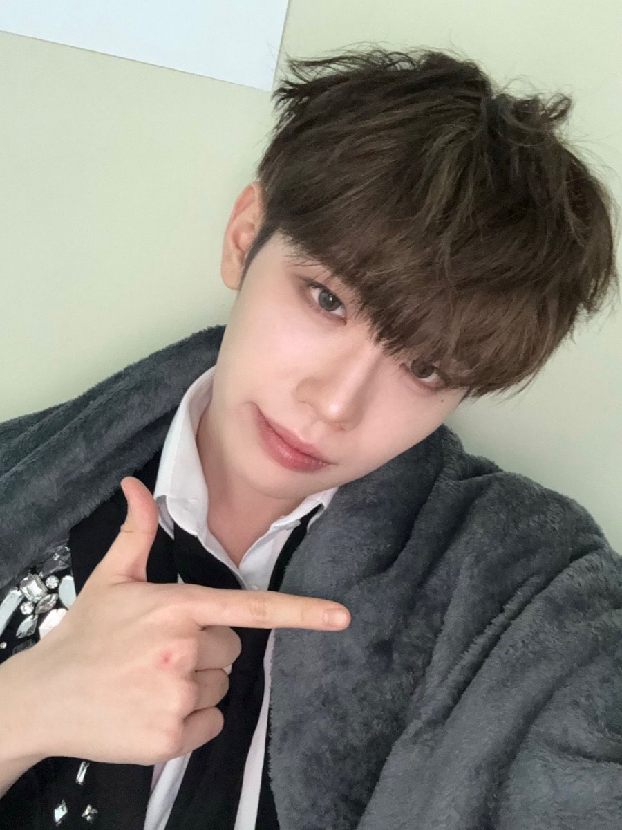 담요 포옥 덮고 있는거 귀여붐...