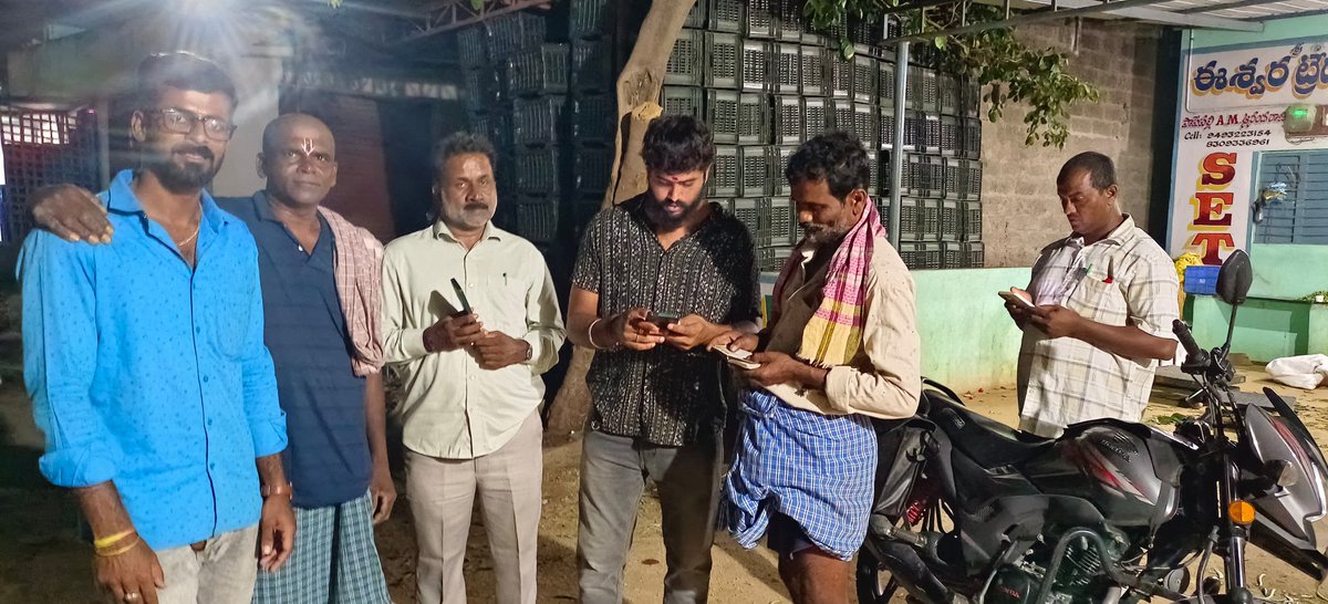 BjymShiva's tweet photo. చిత్తూరు జిల్లా  వికోట మండలంలోని రైతు మార్కేట్ దగ్గర  సభ్యత్వ నమోదు. 
మండల కమిటి అర్హత పొందలంటే 25 మంది క్రియాశీలక సభ్యులు 100 మందిని చేర్పించాల్సినందున
నాతో పాటు మండల నాయకులకు refaral linkలో సభ్యత్వలను చేర్పించడం జరిగింది
               మీ
      శివ రాయల్
BJYM రాష్ట్ర కార్యదర్శి https://t.co/mg6KNh3KiT