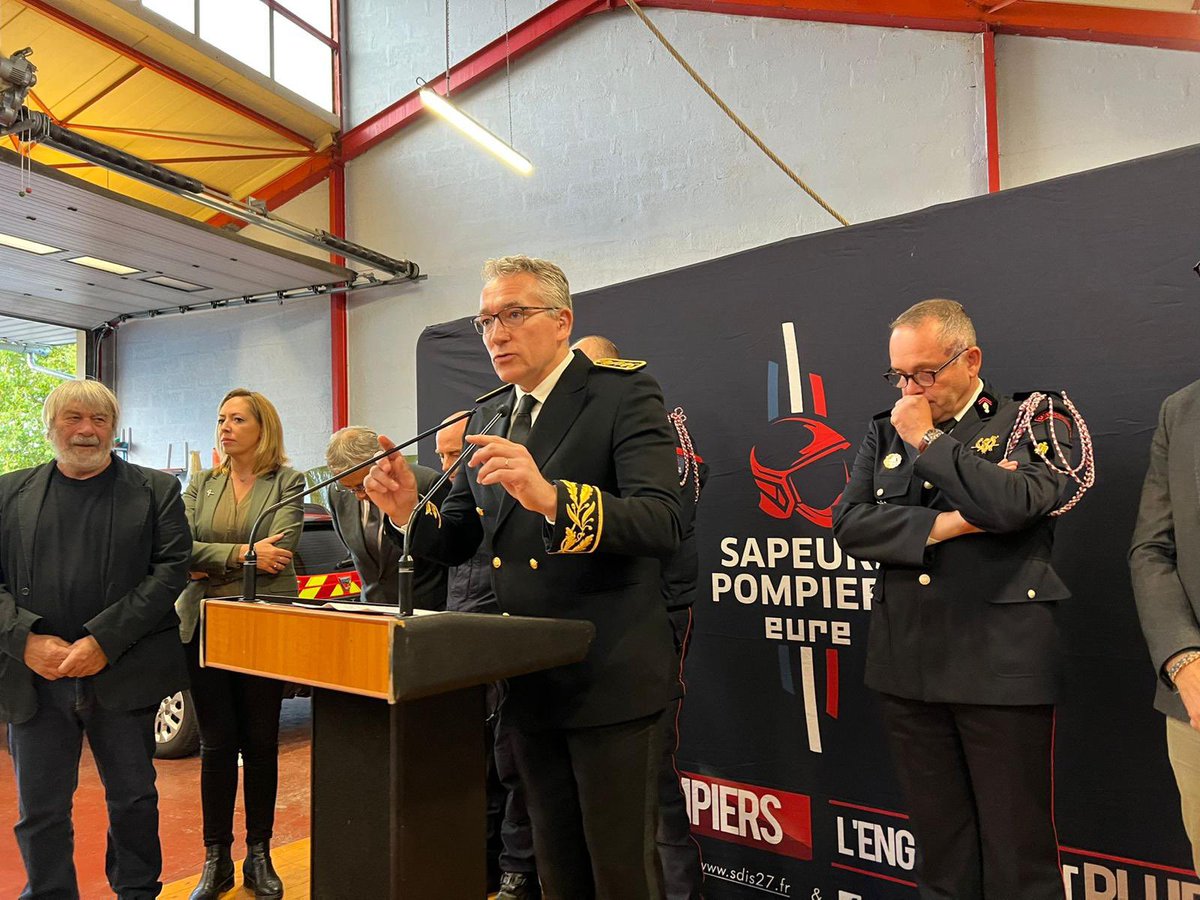 Prefet27's tweet photo. #Sécurité | Cérémonie de passation de commandement au centre d’incendie et de secours de Conches-en-Ouche entre le lieutenant Dacher et le nouveau chef de centre, le lieutenant Fréret.

🚒 Les sapeurs-pompiers, un engagement permanent pour la sécurité de tous. https://t.co/DqEMbEo3WX