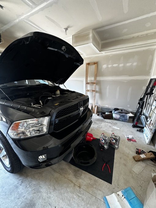 Truck is in shop Fox today for an oil change before the trip! https://t.co/im0jZLVIlL
