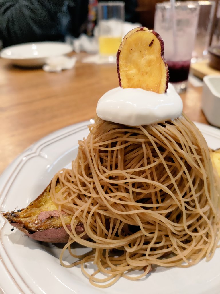 onchan_kako's tweet photo. またしても🍠そして明後日の誕生日にも食べるんだ✌️🎉
#オリーブの丘　＃しぼりたてモンブラン https://t.co/BKbX4oQ2KL