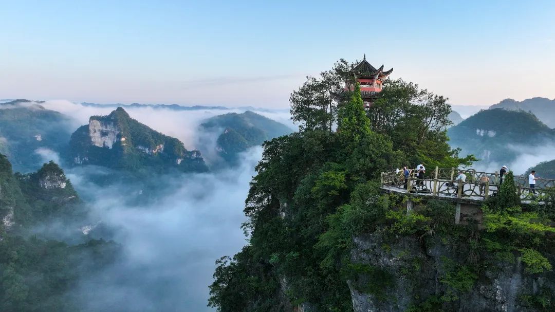 amazingguizhou2's tweet photo. ✨Charming #Shibing with Majestic Mountains and Beautiful Waters🌿#GuizhouTravelGuide

#Shibing County is the central-eastern part of #Guizhou, named after Mount Bashi and Bing River. It features lush mountains and flowing streams. Here, Yuntai Mountain stands magnificently, Feishuiyan Waterfall is powerful, and Shamu River is ever-changing, telling the land's legendary stories. Shibing's landscape balances strength and gentleness, creating a picture of natural ecological splendor. (As shown in Picture 1)

Yuntai Mountain (云台山), a UNESCO World Natural Heritage site, is located 11 kilometers from Shibing County, known for its striking peaks, beautiful waters, rolling clouds, and Buddhist and Taoist relics. Spanning a 64-square-kilometer scenic area with 24 attractions, including Wuzhi Peak and Yindou Pavilion, it is hailed as a "treasure trove of plants and animals." Lush vegetation, fresh air, and deep cultural heritage make Yuntai Mountain a paradise for adventurers and a retreat for those seeking tranquility. (As shown in Picture 2)

Feishuiyan Waterfall (飞水岩瀑布), located in #Jiangkai Village, #Ganxi Township, Shibing County, is a gem of Guizhou's natural landscapes. With an impressive 148-meter drop and an 85-meter width, it displays majestic grandeur. Whether it's the silken shimmer at dawn or the breathtaking scene of three waterfalls cascading together during the rainy season, Feishuiyan Waterfall inspires awe and admiration. It is a magnificent celebration of natural beauty and a reflection of the unique charm of Shibing's landscape. (As shown in Picture 3)

Shanmu River (杉木河) Scenic Area in Shibing, a national scenic spot, is renowned for its crystal-clear waters, picturesque landscapes, and alternating fast and slow currents, making it a paradise for rafting enthusiasts. The river stretches over 20 kilometers, offering a thrilling experience of the "First Drift of China" while passing over ten scenic spots such as Tongtian Gate. The night rafting is particularly unique, allowing visitors to enjoy breathtaking mountain and river scenery combined with a light show. (As shown in Picture 4)

☄️Come to Shibing County and fully immerse yourself in the distinctive charm of Shibing's mountain and water culture.

📷Photo Credit: Guizhou Pictorial | Photographer: Yin Gang

#AmazingGuizhou #ShibingCounty #YuntaiMountain #FeishuiyanWaterfall #ShanmuRiver #MountainScenery #NaturalBeauty #Ecotourism #UNESCOWorldHeritage #CulturalHeritage #RaftingParadise #NatureAdventure #Waterfalls #GuizhouTravel #云台山 #施秉