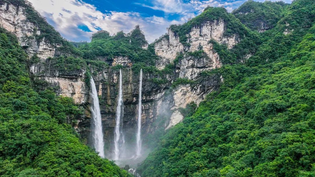 amazingguizhou2's tweet photo. ✨Charming #Shibing with Majestic Mountains and Beautiful Waters🌿#GuizhouTravelGuide

#Shibing County is the central-eastern part of #Guizhou, named after Mount Bashi and Bing River. It features lush mountains and flowing streams. Here, Yuntai Mountain stands magnificently, Feishuiyan Waterfall is powerful, and Shamu River is ever-changing, telling the land's legendary stories. Shibing's landscape balances strength and gentleness, creating a picture of natural ecological splendor. (As shown in Picture 1)

Yuntai Mountain (云台山), a UNESCO World Natural Heritage site, is located 11 kilometers from Shibing County, known for its striking peaks, beautiful waters, rolling clouds, and Buddhist and Taoist relics. Spanning a 64-square-kilometer scenic area with 24 attractions, including Wuzhi Peak and Yindou Pavilion, it is hailed as a "treasure trove of plants and animals." Lush vegetation, fresh air, and deep cultural heritage make Yuntai Mountain a paradise for adventurers and a retreat for those seeking tranquility. (As shown in Picture 2)

Feishuiyan Waterfall (飞水岩瀑布), located in #Jiangkai Village, #Ganxi Township, Shibing County, is a gem of Guizhou's natural landscapes. With an impressive 148-meter drop and an 85-meter width, it displays majestic grandeur. Whether it's the silken shimmer at dawn or the breathtaking scene of three waterfalls cascading together during the rainy season, Feishuiyan Waterfall inspires awe and admiration. It is a magnificent celebration of natural beauty and a reflection of the unique charm of Shibing's landscape. (As shown in Picture 3)

Shanmu River (杉木河) Scenic Area in Shibing, a national scenic spot, is renowned for its crystal-clear waters, picturesque landscapes, and alternating fast and slow currents, making it a paradise for rafting enthusiasts. The river stretches over 20 kilometers, offering a thrilling experience of the "First Drift of China" while passing over ten scenic spots such as Tongtian Gate. The night rafting is particularly unique, allowing visitors to enjoy breathtaking mountain and river scenery combined with a light show. (As shown in Picture 4)

☄️Come to Shibing County and fully immerse yourself in the distinctive charm of Shibing's mountain and water culture.

📷Photo Credit: Guizhou Pictorial | Photographer: Yin Gang

#AmazingGuizhou #ShibingCounty #YuntaiMountain #FeishuiyanWaterfall #ShanmuRiver #MountainScenery #NaturalBeauty #Ecotourism #UNESCOWorldHeritage #CulturalHeritage #RaftingParadise #NatureAdventure #Waterfalls #GuizhouTravel #云台山 #施秉