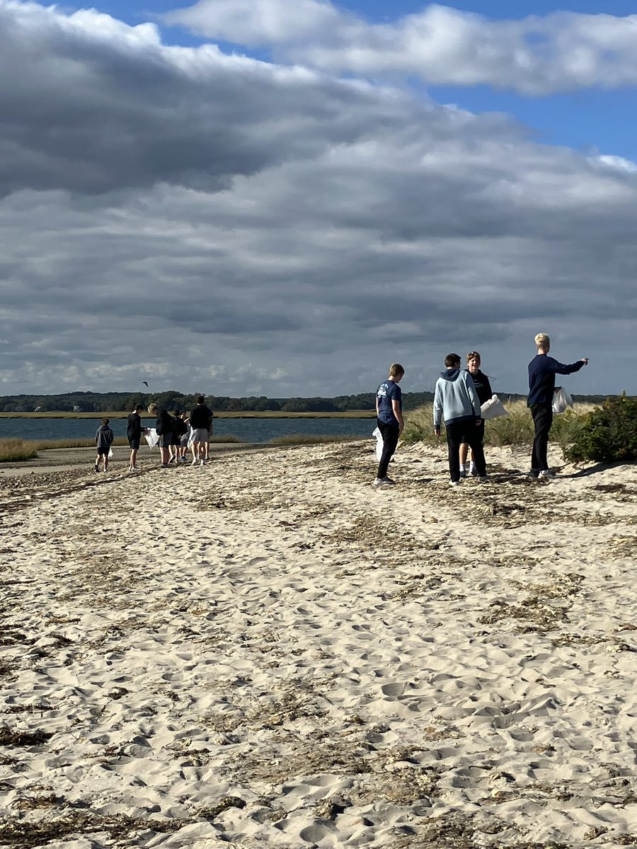 DuxHSFootball's tweet photo. Beach cleanup crew! #weekofservice
🐉🏈 #SHL https://t.co/xgwYJ0NeNL