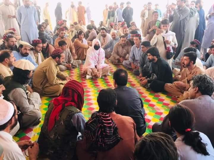 SammiBaluch's tweet photo. پشتون تحفظ مومنٹ کے خلاف کریک ڈاؤن اور قومی جرگے کو روکنے کے لیے ریاستی طاقت کا استعمال کی شدید الفاظ میں مذمت کرتی ہوں ۔

اس وقت پی ٹی ایم کے کئی رہنماؤں اور  کارکنوں کی گرفتاری اور انکے گھروں میں چھاپے چادر اور چاردیواری کے تقدس کی پامالیوں کا سلسلہ بھی جاری ہے 

بلوچ اور پشتون اپنی سرزمین پر کوئی سیاسی جلسہ پروگرام کا انقاد بھی اپنی مرضی سے نہیں کرسکتے اگر پرامن سیاسی جرگہ یا جلسے کا اعلان کریں تو بھرپور ریاستی طاقت کا استعمال کیا جاتا ہے مشکل کی اس گھڑی میں اپنے پشتون بھائیوں کے ساتھ کھڑے ہیں اور جبر کے خلاف مزاحمت پر فتح مظلوموں کے حصے میں آتی ہیں۔
 #PashtunNationalCourt11October