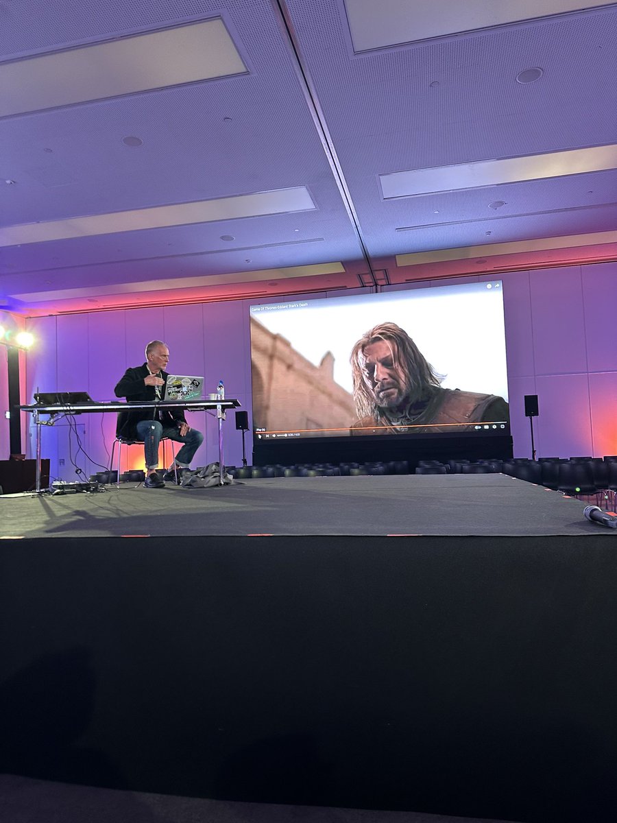 hoy Alan Taylor, director de Juego de Tronos, Thor, etc ha explicado por que le gusta tanto dirigir escenas donde mata personajes y nos ha puesto las escenas tambien dando insight (me ha spoileado la casa del dragon🥲)