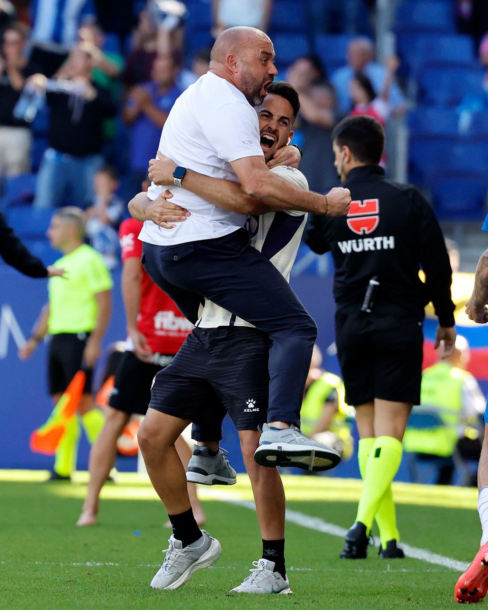RCDEspanyol's tweet photo. Manolo te puede sujetar un gatito y también te celebra las victorias de esta forma. 

Mi entrenador. https://t.co/dcvUtOMSNq