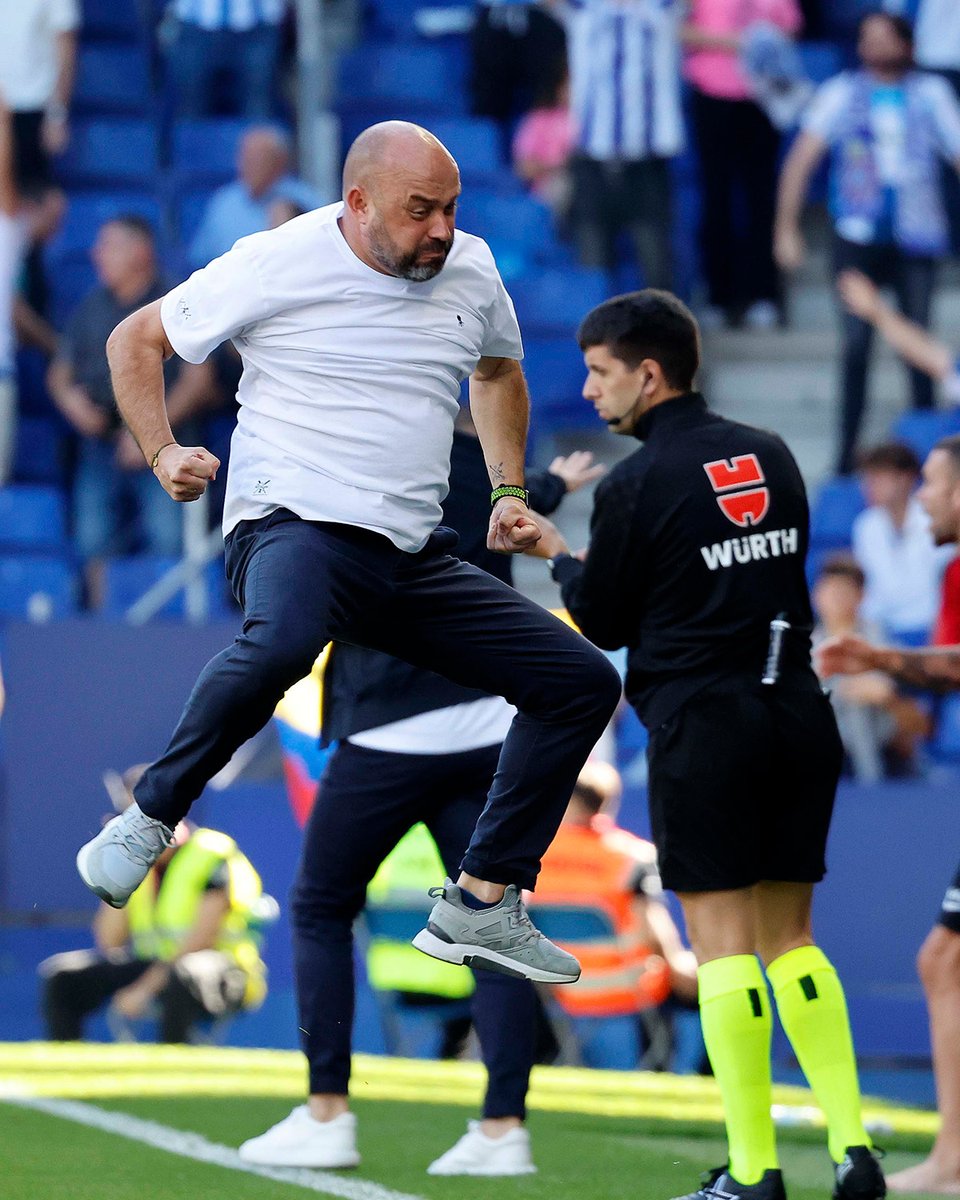 RCDEspanyol's tweet photo. Manolo te puede sujetar un gatito y también te celebra las victorias de esta forma. 

Mi entrenador. https://t.co/dcvUtOMSNq