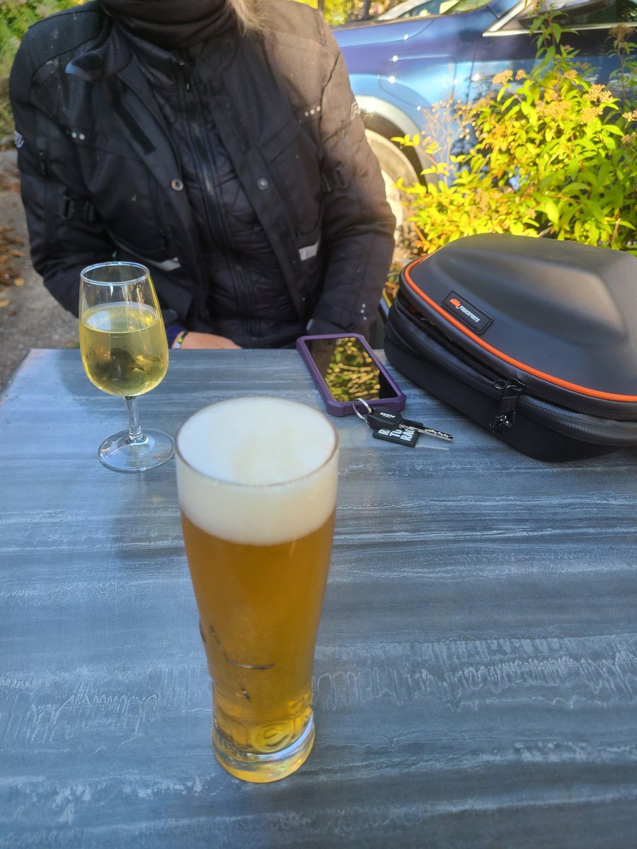 Petite dégustation de boissons locales à  Vézelay.
La KTM penche bien dans les virages
