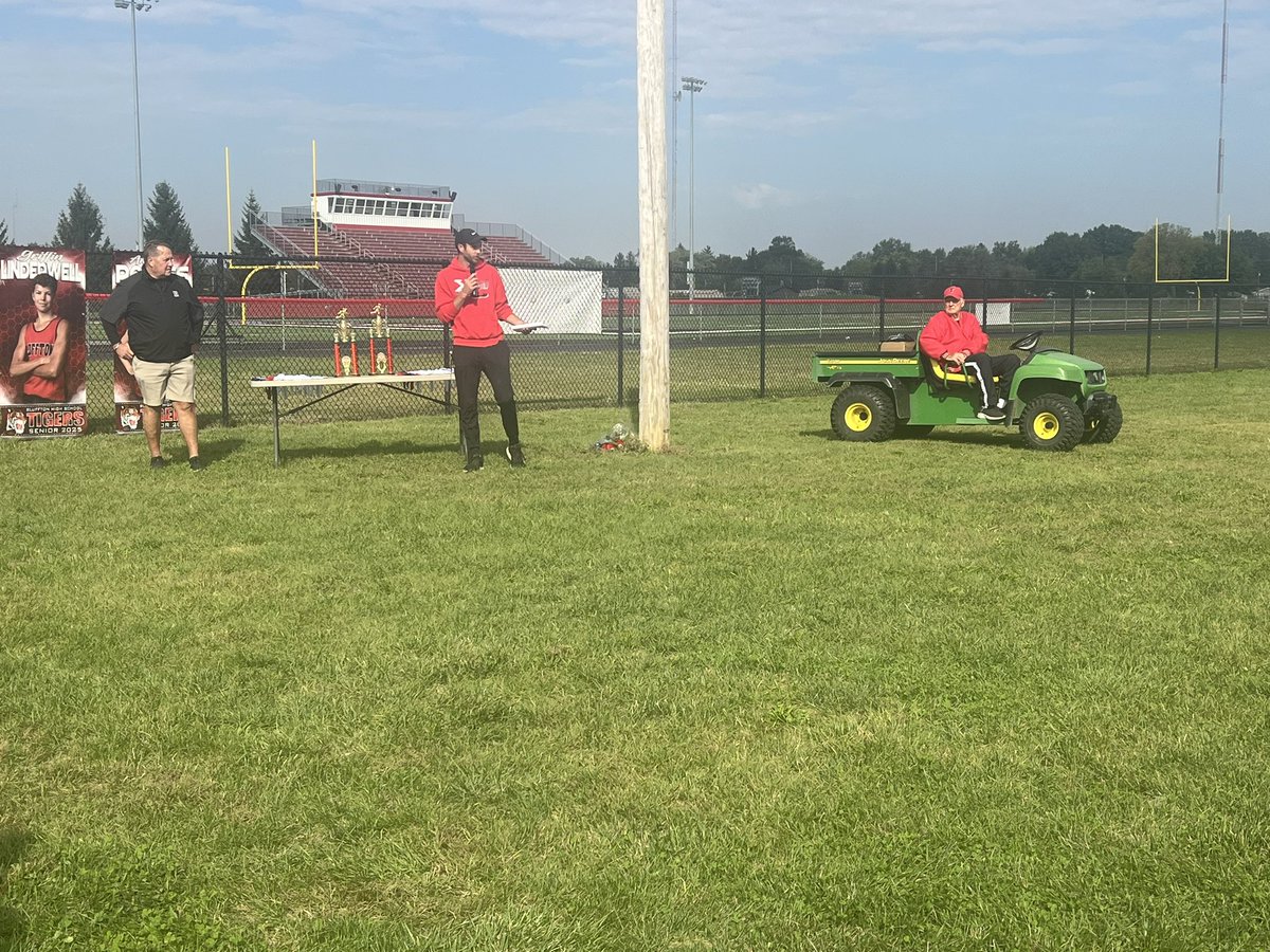 MrsMorrisonBHS's tweet photo. Honoring the legend Stan Gilbert at the newly named Stan Gilbert Cross Country Invite. #TigerPride https://t.co/qwhAfFaHgz