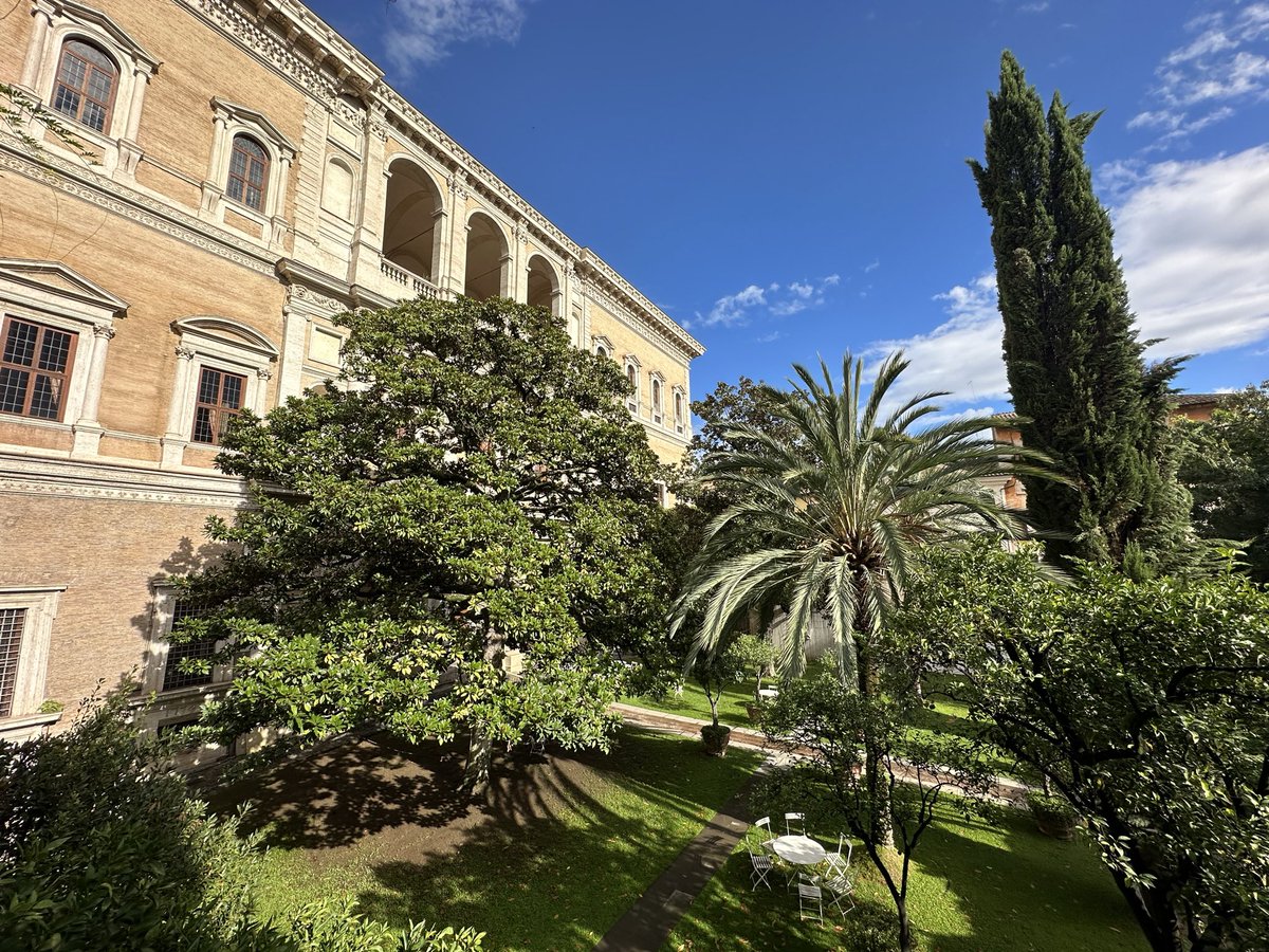 Brice_Fodda's tweet photo. Le palais Farnese, site de l’Ambassade de France en Italie 🇫🇷🇮🇹.

Dans l’esprit du traité du Quirinal (2021), renforcement de notre coopération avec les juristes italiens du droit 🇪🇺. https://t.co/W7ldHWmEN5