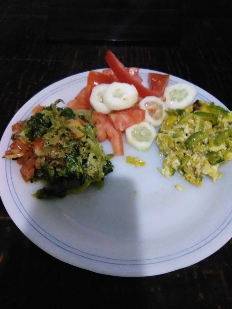 Salteadito de verduras y ensalada de tomate y pepino😃