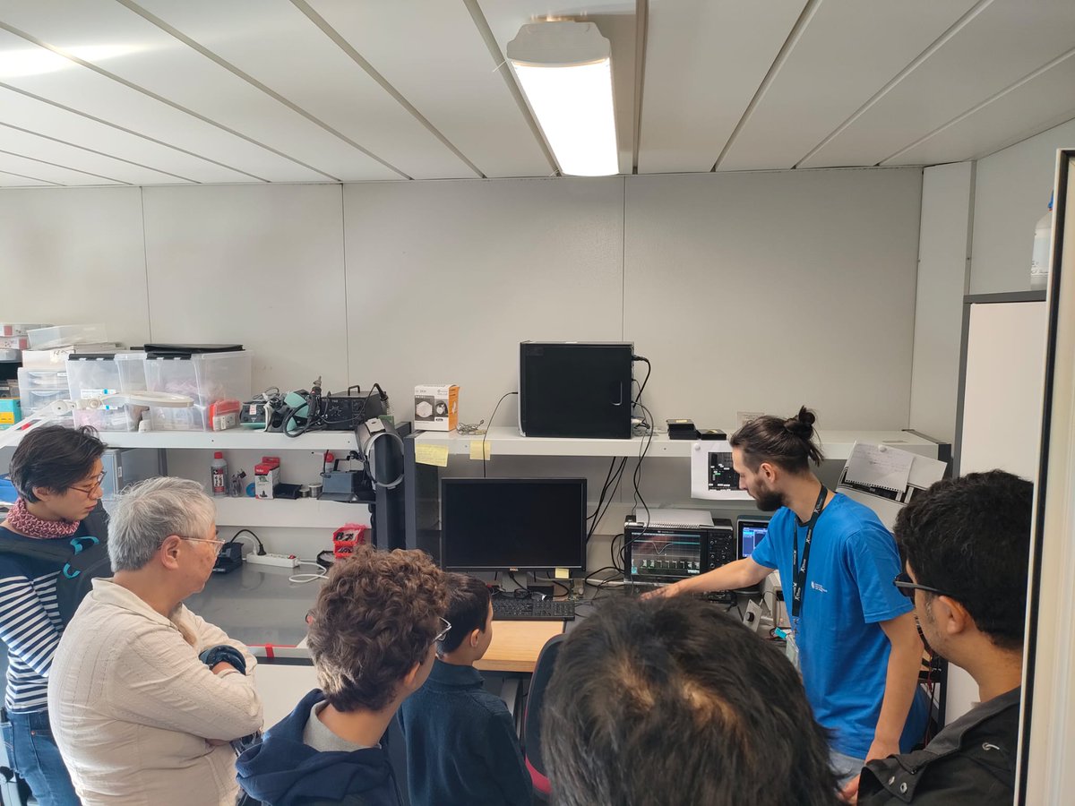 omegamicro's tweet photo. @CNRSIdFSud @CNRS_IN2P3 @IP_Paris_ @Polytechnique #FDS2024 les visites se poursuivent accompagnées par les étudiants d'@IP_Paris_ @Polytechnique !
Nos ingénieurs présentent la spécificité de la #microelectronique pour @CNRS_IN2P3 @CNRSIdFSud https://t.co/lTxfMELzcu