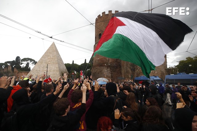 EFEnoticias's tweet photo. Miles de personas gritan "Palestina libre" en Roma pese a prohibición de la manifestación.

https://t.co/YY1Wr5F4Uy https://t.co/3g1nvitYDE