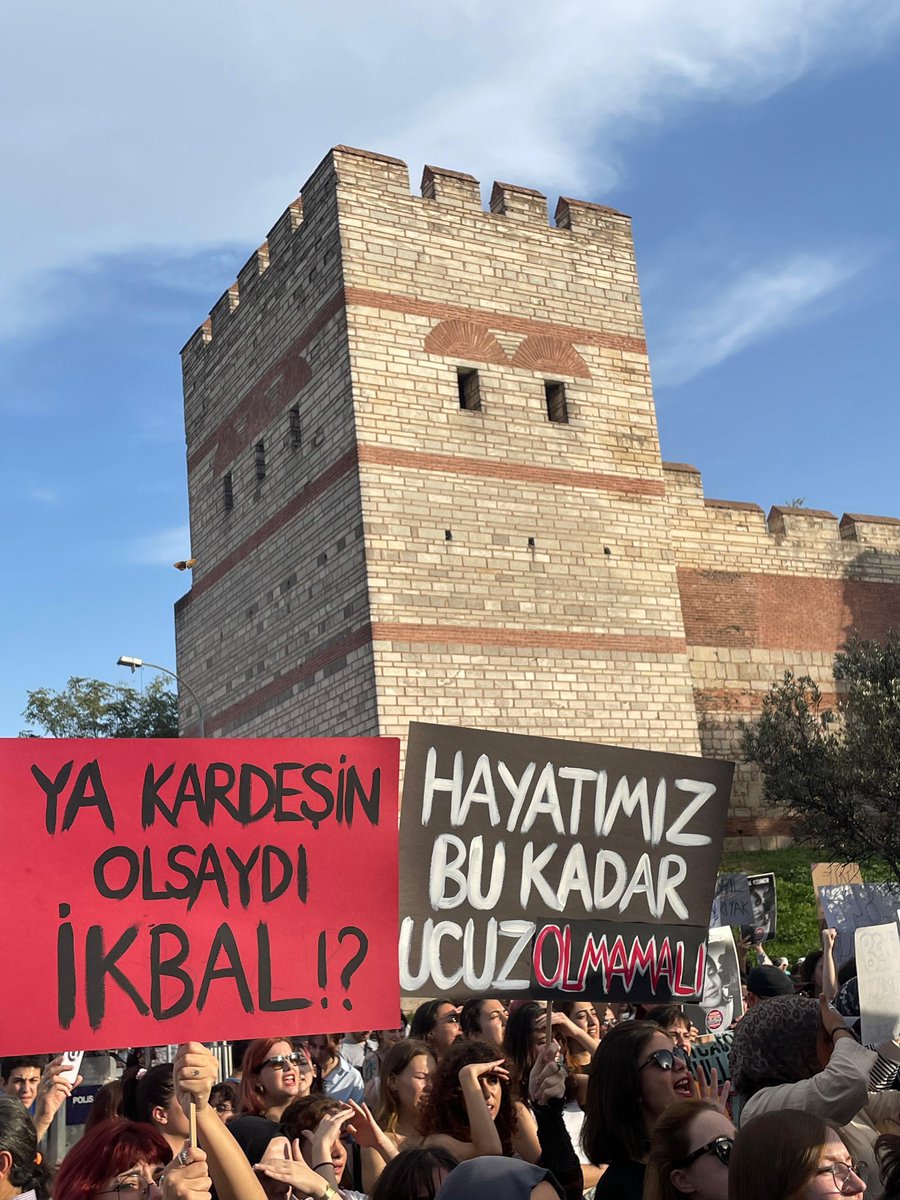 İkbal Uzuner'in katledildiği surların önünde bir grup, pankartlarla eylem yapıyor: 

“Hayatımız bu kadar ucuz olmamalı.”