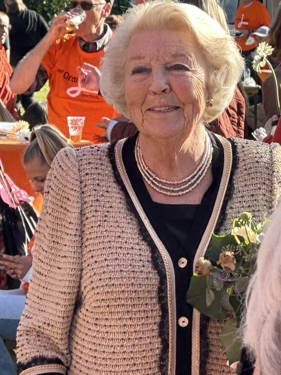 BjornHoex's tweet photo. Na 3.50 uur de finish gehaald om tien voor twee ✅🚶🏻♂️ en onthaald door Prinses Glimlach.
#HetOranjepad @Spierfonds https://t.co/37yTh7r9L5
