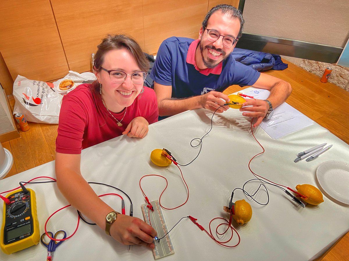 🙂 La science au Collège de France est fêtée grâce à l'énergie des membres de notre Association CHADOC (Chercheurs Associés et Doctorants du Collège de France 😉).
🙂 Au programme : pédagogie, patience et sourires !