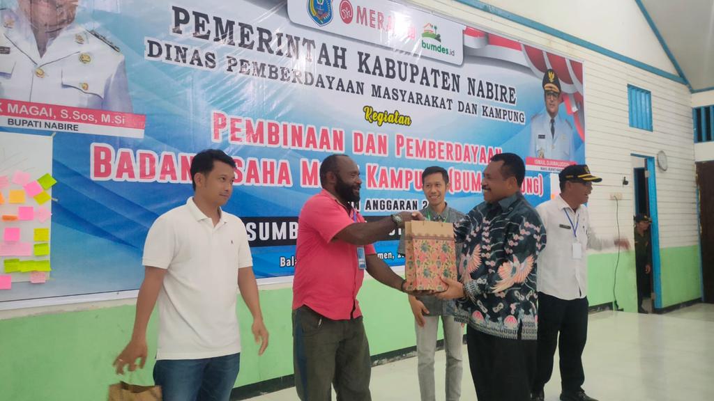 Menerima hadia dari pak sekda kb. Nabire wwwdotkon