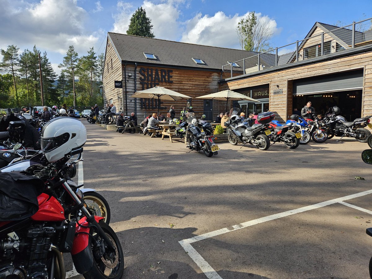 sgjsolutions's tweet image. Had to be done, given the weather, and road one my Fav roads Chepstow to Usk....plenty out today #biker #BaffleHaus