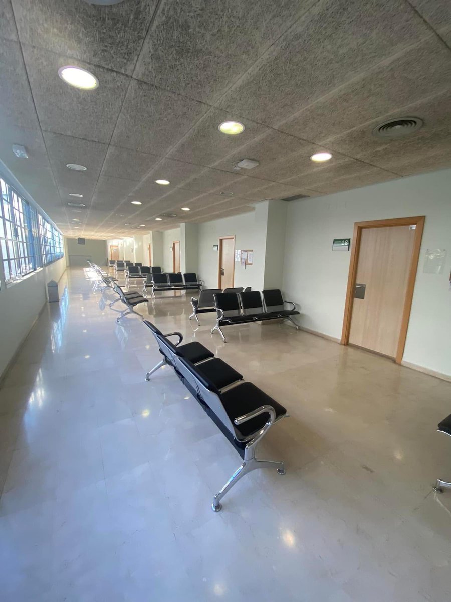 AndaluciaSinVOX's tweet image. Viernes 4 oct. a las 11.00 h salas de espera, más de 12 consultas vacías en  Centro de Salud Victoria. (Málaga) 
Sin médicos ni pacientes. 
Las citas, completas sin días disponibles, así está dejando la sanidad pública Moreno Bonilla en #Andalucia