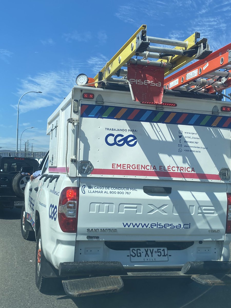 VictoriaRotunda's tweet image. San Pedro chofer @CGE_Clientes @CGE_Energia fumando marihuana mientras maneja. Impresentable.