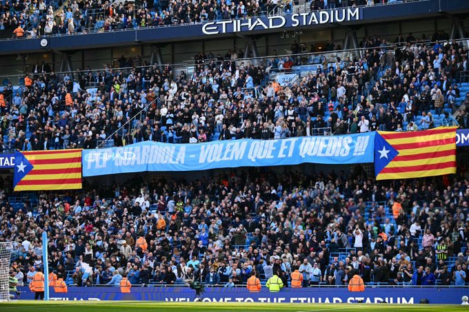 Estic flipant amb aquesta pancarta que han desplegat avui els supporters del Manchester City a l’Etihad Stadium per demanar a Pep Guardiola que renovi. 
Escrit en català i acompanyat de dues estelades gegants.
Sencillament Espectacular!
👏👏👏👏👏👏