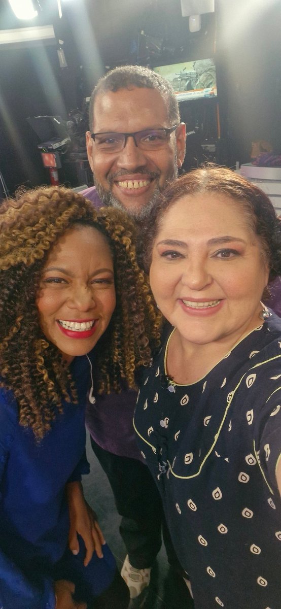 culturyalgomas's tweet photo. SI YO TE CONTARA 
De la @CNTeatroVe dirigida por William Cuao 
@SeguiasIrabe
Presente como vocera en el noticiero de TeleSur en su sección de cultura 
AGRADECIDA  !  @teleSURtv @teleSURvzla @teleSURSala_A https://t.co/MRRVXrBKc0