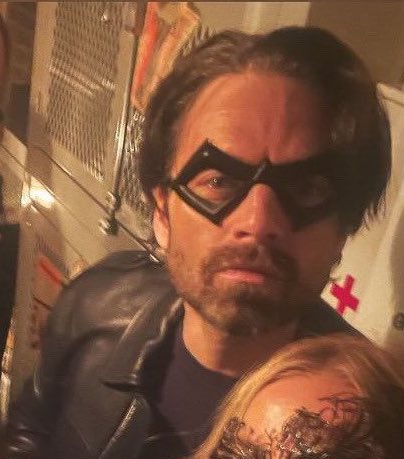 1975OO's tweet photo. he loves bucky the way i do huh https://t.co/24Ike1ibbI