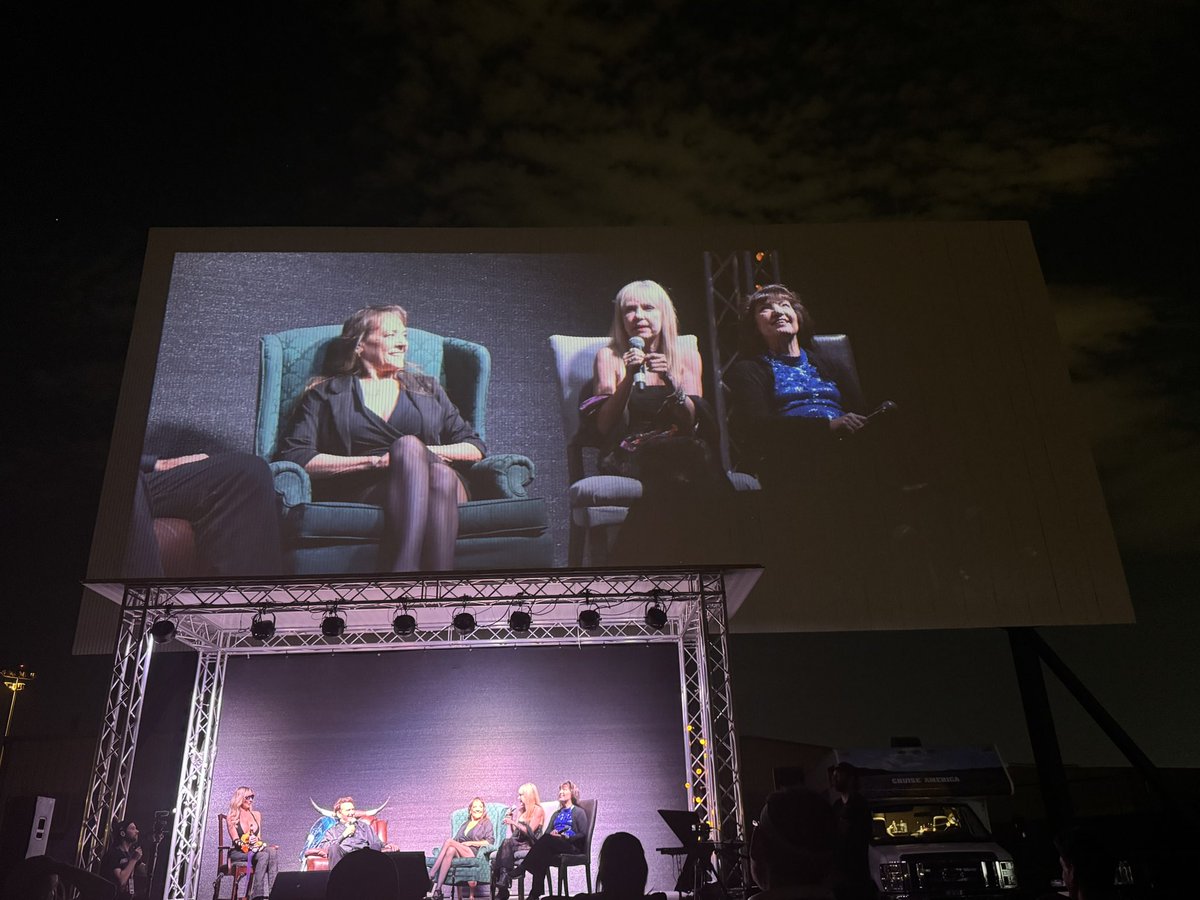 #JoeBobsJamboree night 1 photo dump 2

<a href="/therealjoebob/">Joe Bob Briggs</a> 
<a href="/kinky_horror/">Diana “Darcy the Mail Ghoul” Prince 🎃💌</a>