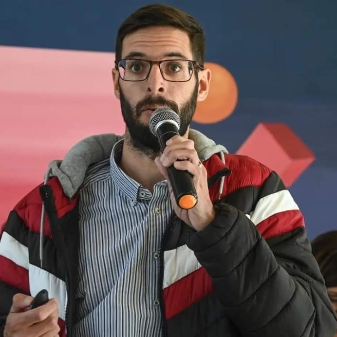 Con profundo pesar recibí la noticia del fallecimiento de Nicolás de la Reta. 

No solo fue un gran servidor público y militante, sino también una persona noble, de esas que dejan huella en cada paso.

Compartir tantos años de militancia a su lado fue un privilegio, y quienes