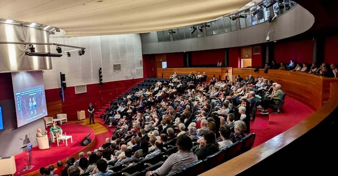 Llenazo en el Festival de novela negra y policíaca de Vitoria-Gazteiz hoy con Leonardo Padura y servidora.