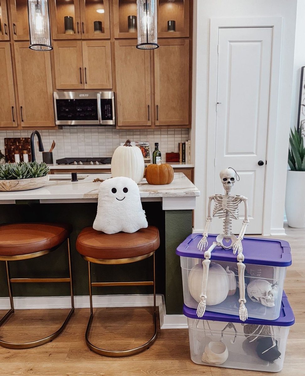 Sterilite_Corp's tweet image. Transforming your space for Halloween is a breeze with our 66 Qt. Latch Totes! 🎃👻 Just grab your spooktacular decorations and let the haunting begin! #SpookyDecor #HalloweenVibes #Sterilite