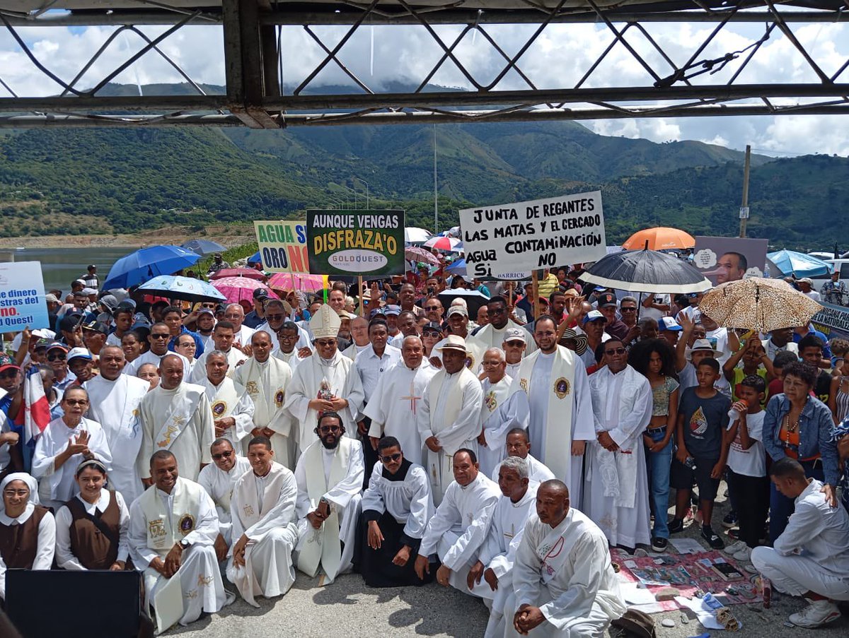 A una sola voz en San Juan 
NO EXPLOTACIÓN MINERA ❌⛏️ hoy fue efectuada una eucaristía con el obispo de la diócesis de San Juan, Azua y Elías Piña, Monseñor Tomás Alejo Concepción y sacerdotes 🙌🙏 en el muro de la Presa de Sabaneta. Señor Presidente <a href="/luisabinader/">Luis Abinader</a> San Juan no