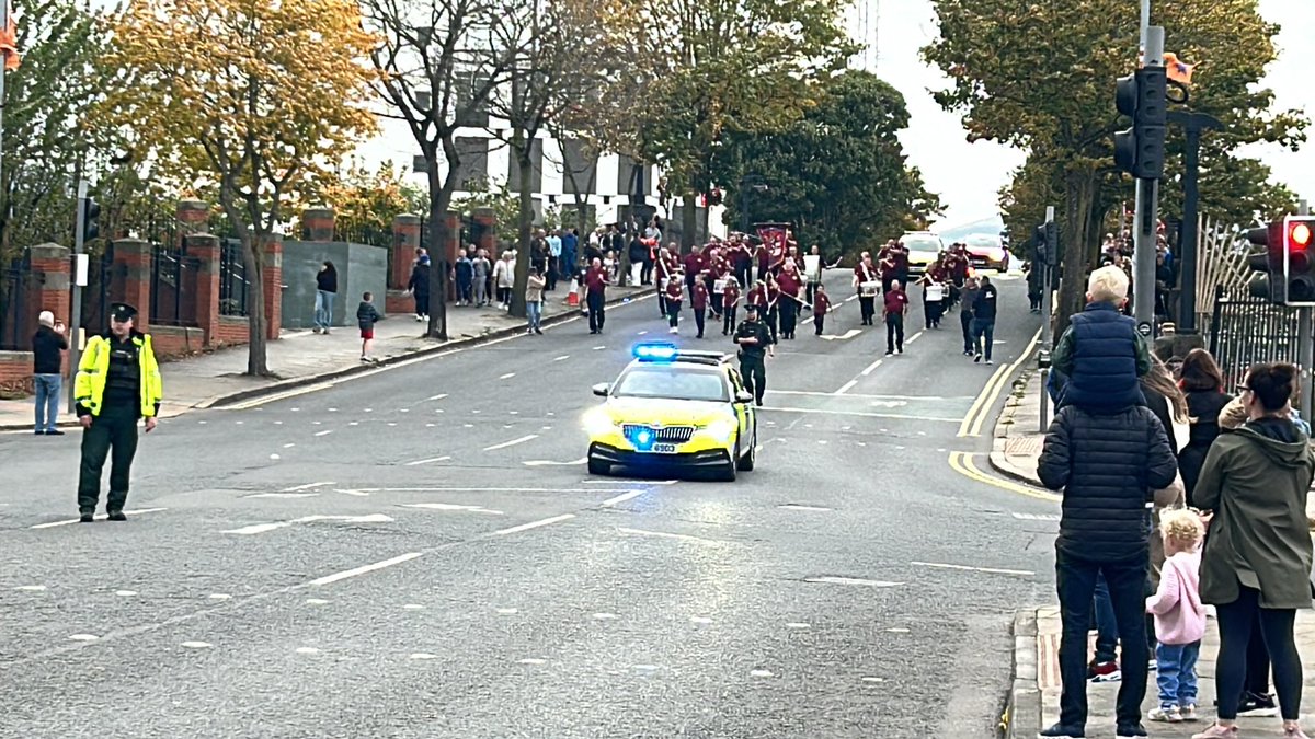 Tracybelfast1's tweet photo. Emotional night for Sandy Row as the UYD are the last band to cross the Boyne Bridge 😢
50 years since they were formed, such a lovely tribute from them and UFFB to the community
#BoyneBridge #SandyRow 🇬🇧🇬🇧🇬🇧 https://t.co/CkhaK6pLdv