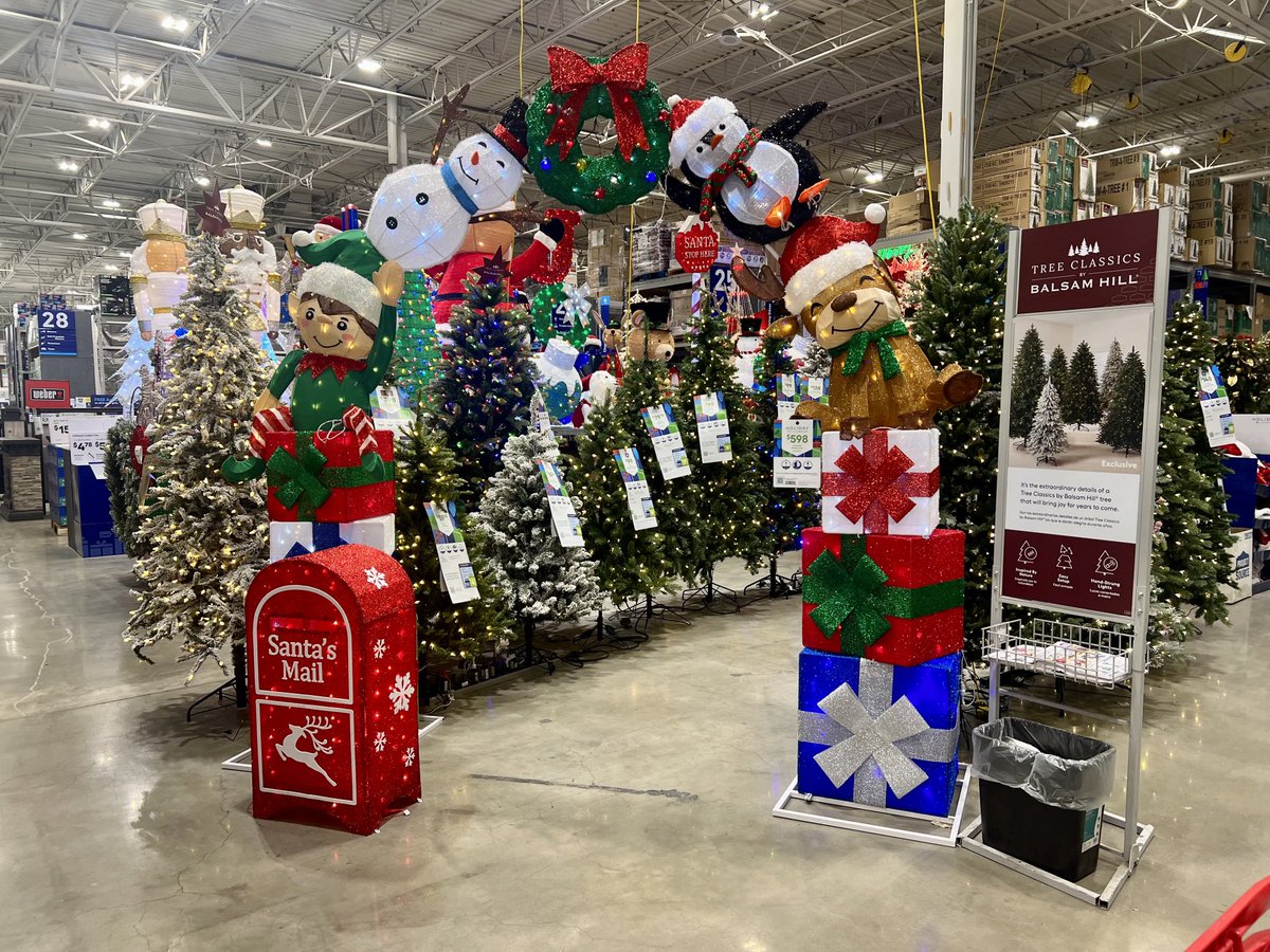 EricBalchunas's tweet photo. Lowe’s straight disrespecting Halloween https://t.co/PSfL6uM1vq