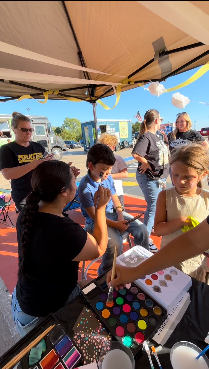 CHSsoccerLP's tweet photo. had a great time at our community tailgate🎨🎨#facepainting #soccer https://t.co/68X1ZFqZDu