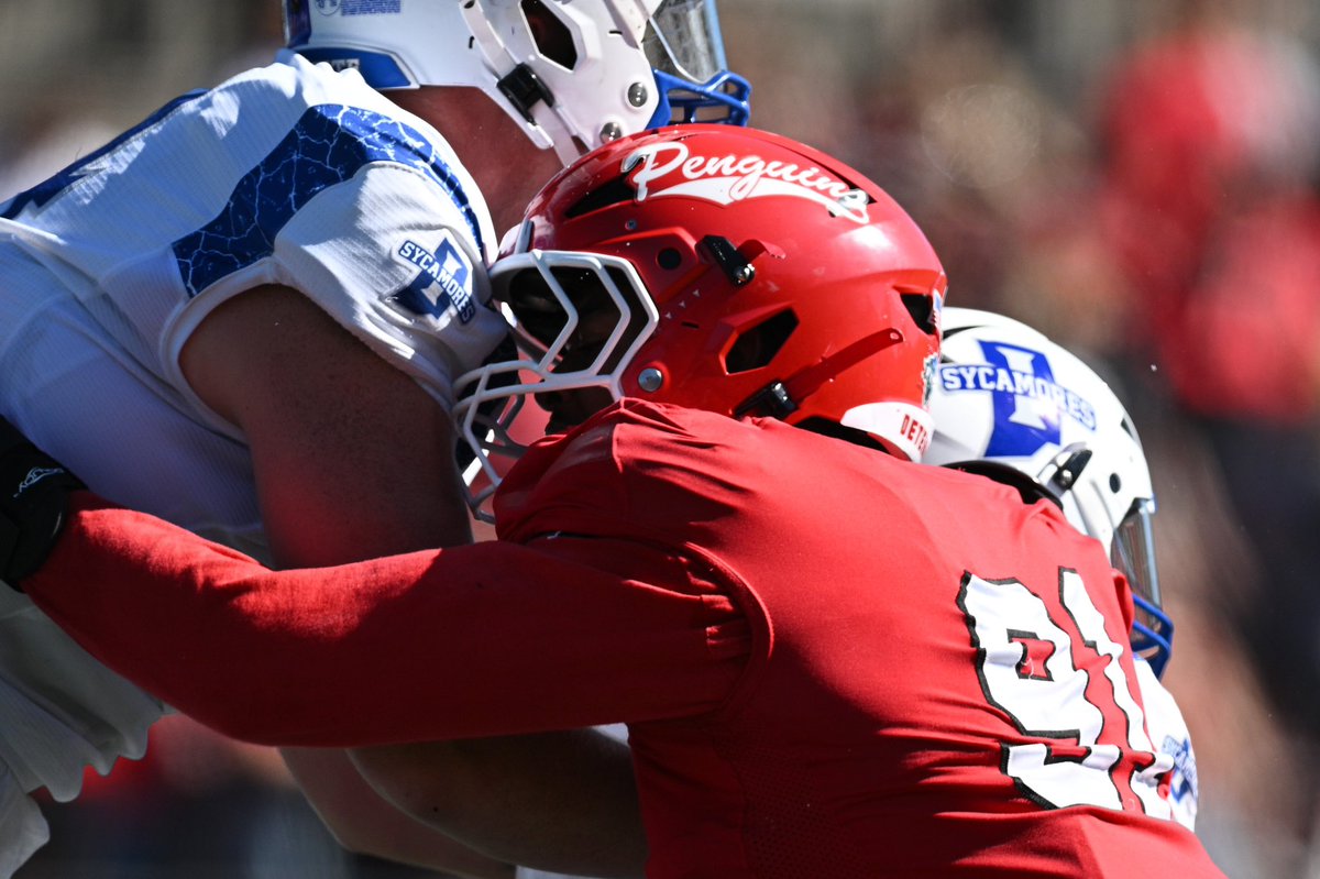 THE D-LINE GETS TO THE QB AND PEYTON WILSON WITH THE DEFLECTION TO GET THE BALL BACK AND SECURE THE ‘GUINS A GUTSY WIN!!! #GoGuins 

🐧: 21
🍁: 14