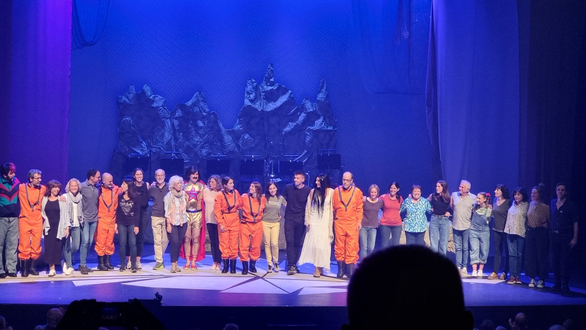 Estel•lar musical en català trenat contemporàniament per <a href="/ArnauTordera/">Arnau Tordera I</a> obre el pòrtic de la <a href="/FMediterrania/">Fira Mediterrània</a> en el teatre <a href="/Kursaalmanresa/">Kursaal Manresa</a> ressonant entre ľemoció i ľèpica. Hem acabat dempeus saltironejant i aplaudint la màgia de la 'Sardana Superstar'