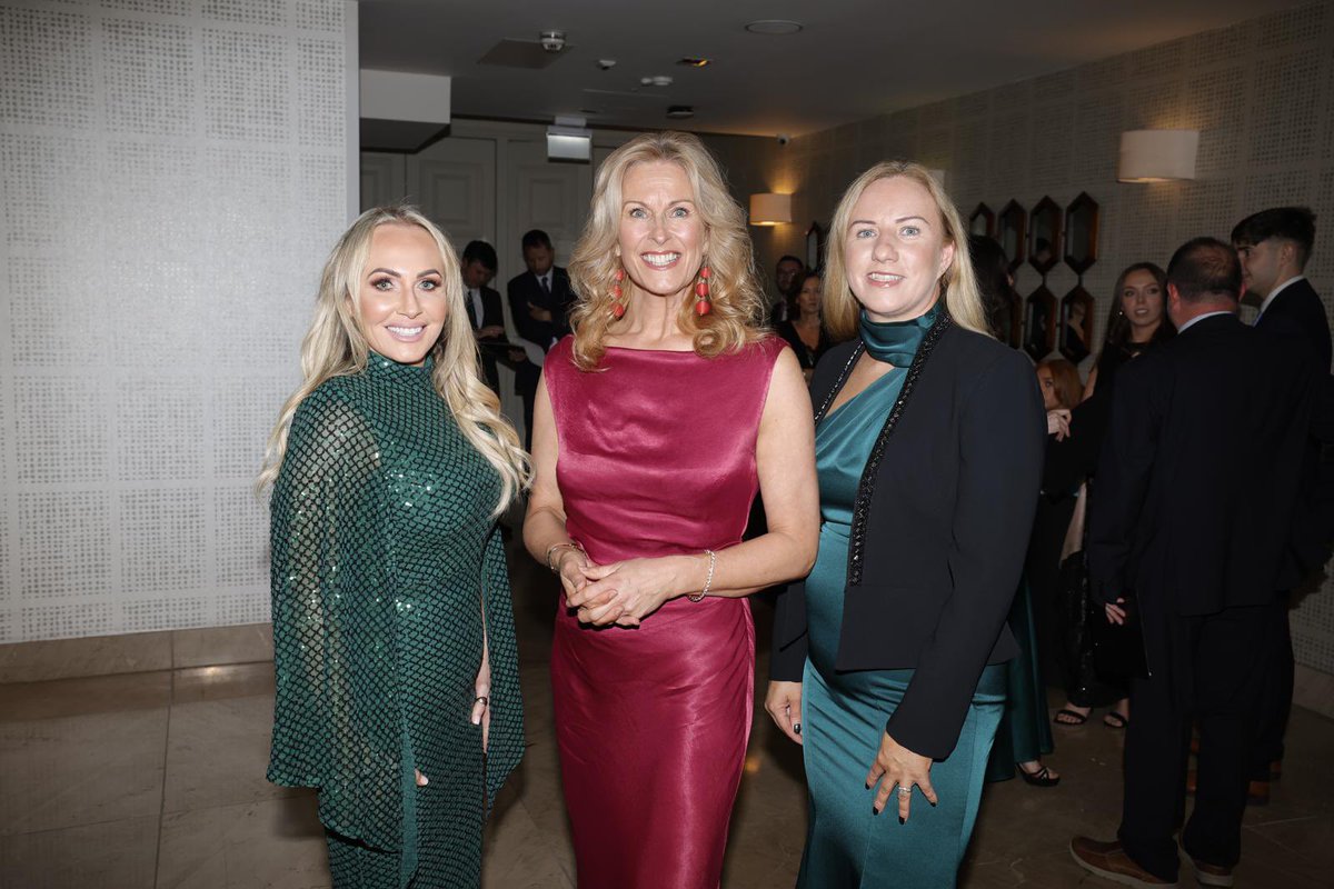fiannafailparty's tweet photo. Wonderful to see the 1,200 Fianna Fáil members and friends gather for our annual Cairde Fáil dinner. The vigour and strength in our Party is demonstrated by the largest gathering in over ten years, celebrating progress made, while remaining focused on our vision for the future. https://t.co/6o72bi0rqJ